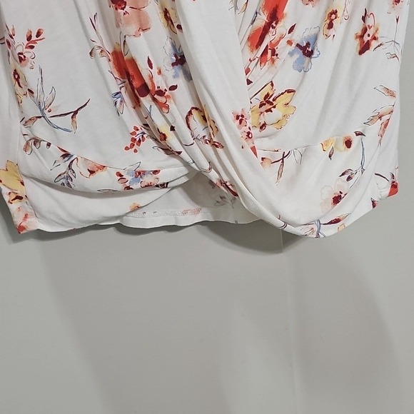 Maurices White Floral‎ Top Twist Bottom V-Neck Blouse Size M EUC - Picture 3 of 7